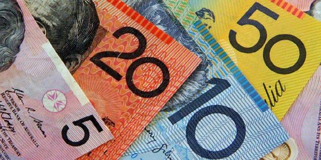 Ấn tượng nhất phải kể đến tờ tiền polymer này của Australia. Tờ tiền đã khiến không ít người ngạc nhiên bởi khả năng chống thấm nước cùng thiết kế cực kỳ hiện đại.
