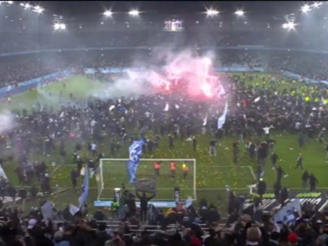 CĐV Malmo tràn vào sân sau khi tiếng còi mãn cuộc vang lên
