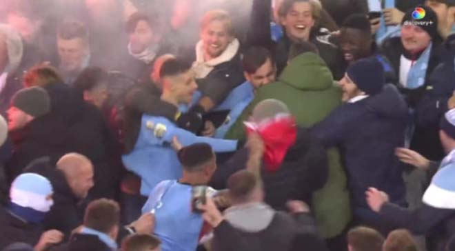 Cầu thủ Malmo bị CĐV vây kín