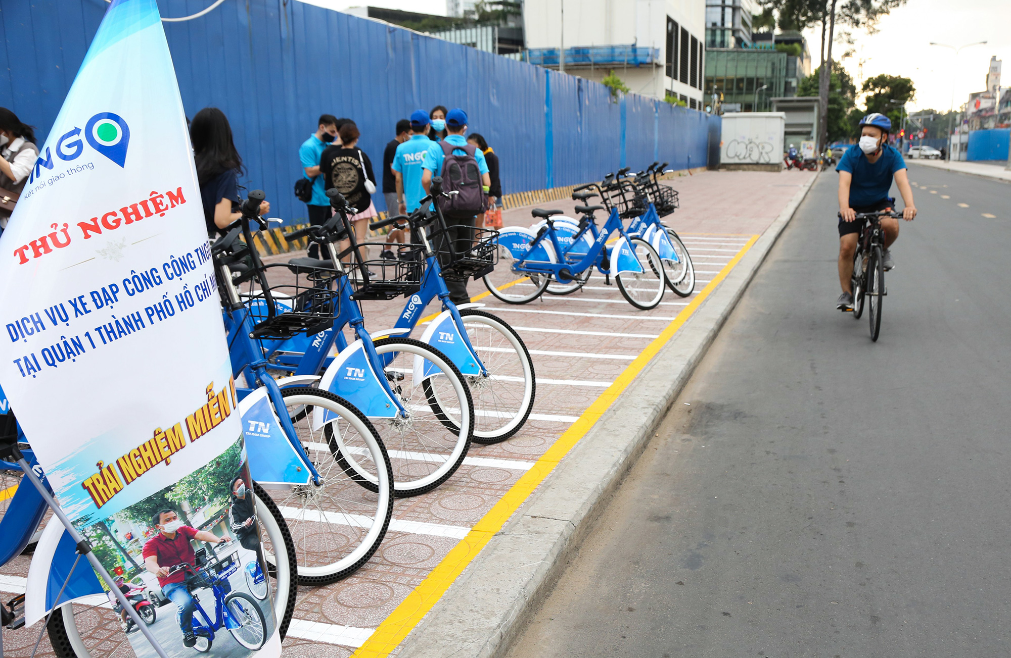 Người dân thích thú trải nghiệm xe đạp công cộng ở trung tâm Sài Gòn