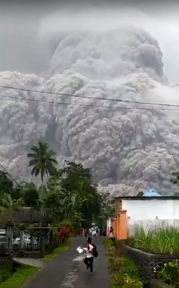 Núi lửa phun tro bụi ngày 4.12 ở Indonesia.