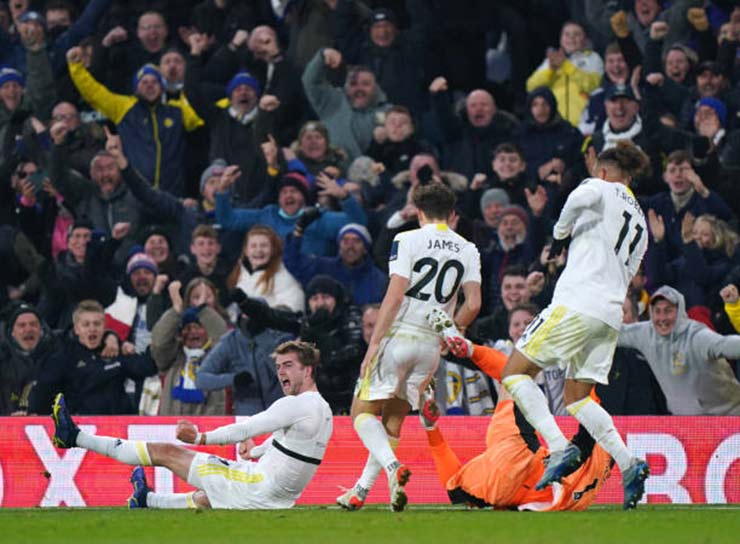 Bamford làm bùng nổ Elland Road ở phút 90+5