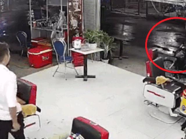 Thế giới xe - Clip: Vặn tay ga quá đà, cả xe và người phụ nữ lao vào nhà như tên bắn