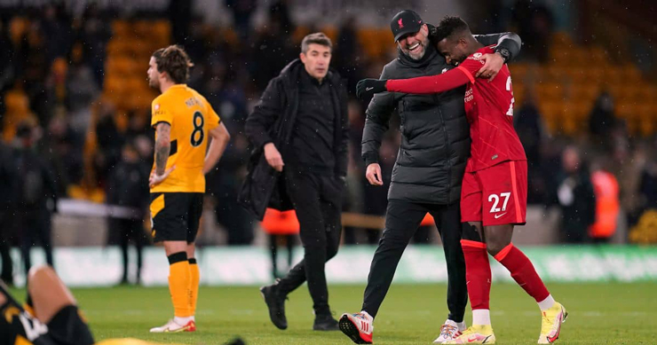 HLV Klopp chia vui với Origi sau khi trận đấu khép lại