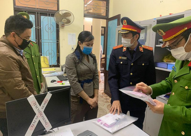 Cơ quan Cảnh sát điều tra Công an tỉnh khám xét nơi làm việc của Nguyễn Thị Thùy Linh.