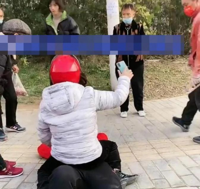 Bà thím ngồi lên người nam thanh niên để livestream, lý do phía sau khiến nhiền người &#34;sôi máu&#34; - 2