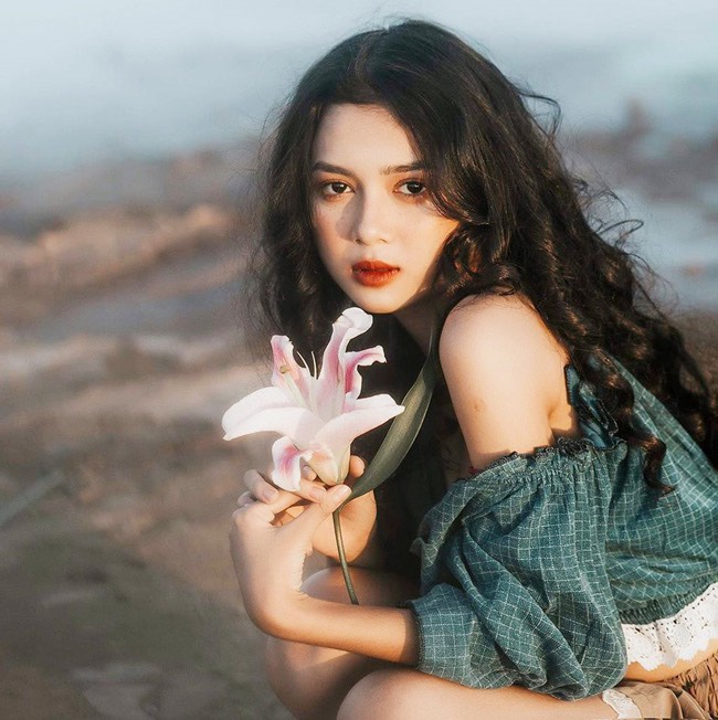 Nhiều người nhận xét Thu Hà có nét khá giống với nữ diễn viên Việt Trinh.

