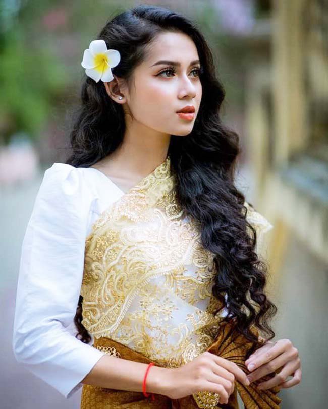 Sơn Thị Thu Hà khoe vẻ đẹp lai ấn tượng trong trang phục dân tộc Khmer.
