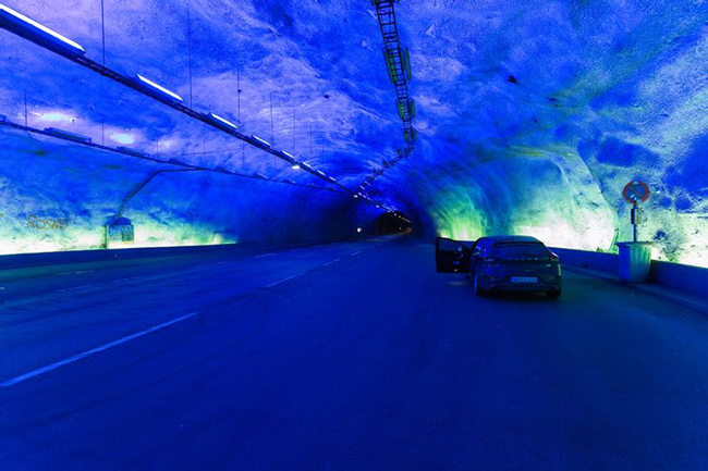 Đường hầm Laerdal, Na Uy: Đây là một trong những đường hầm dài nhất trên thế giới với thời gian lái xe khoảng 20 phút, do đó các nhà thiết kế đã thêm nhiều chi tiết tinh tế như đường cong mềm mại, hệ thống chiếu sáng... để đảm bảo rằng người lái xe tham gia vào hành trình được an toàn.
