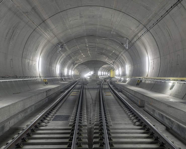 Đường hầm Gotthard, Thụy Sĩ: Đây là một trong những đường hầm giao thông dài và sâu nhất hành tinh chạy xuyên qua dãy Alps của Thụy Sĩ.&nbsp;
