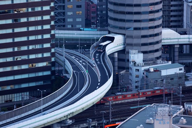 Đường hầm xuyên qua tòa nhà: Nhật Bản: Nhật Bản là đất nước đi đầu trong mọi thứ công nghệ. Ở đó có Gate Tower là một tòa nhà văn phòng khổng lồ, nhưng có một điểm khác biệt chính: Các tầng 5, 6 và 7 của tòa nhà là một đường hầm cho đường cao tốc đi qua. 
