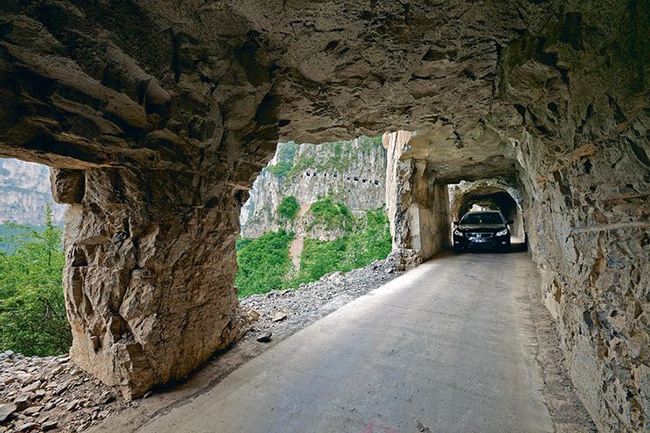 Đường hầm Guoliang, Trung Quốc: Đường hầm đầy ấn tượng này được xây dựng xuyên qua dãy núi Taihang của Trung Quốc. Đường hầm được khoét xuyên qua núi và có những khoảng trống lớn giống như cửa sổ, nhìn thẳng ra những ngọn núi xung quanh. Đây là con đường không dành cho người yếu tim. 
