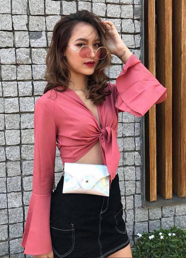 Ngoài đời, cô chuộng diện croptop, tôn eo thon, ngực đầy.
