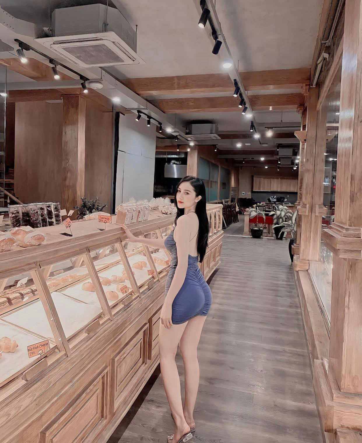 Hot gymer Nguyễn Ngọc Bích khéo diện váy "gây ảo giác" khoe dáng đẹp ở cửa hàng bánh.