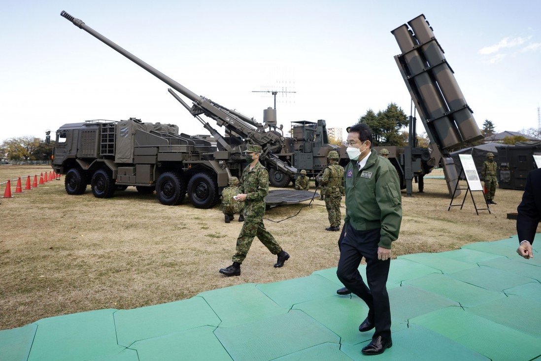 Thủ tướng Nhật Bản Kishida thị sát một đơn vị pháo binh (ảnh: SCMP)