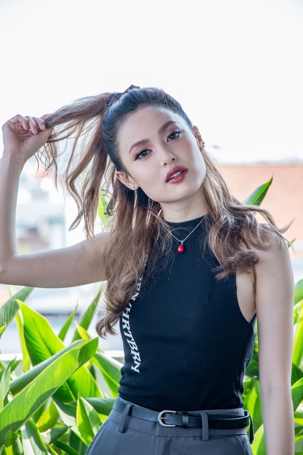 Vẻ sexy đầy lôi cuốn của cô mẫu lai 3 dòng máu - 2