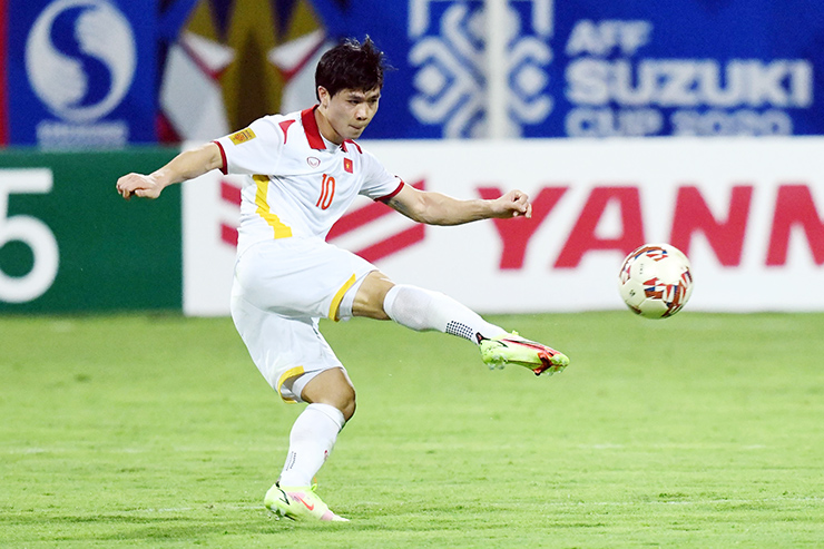 Công Phượng ghi bàn mở tỉ số cho ĐT Việt Nam trong trận thắng Lào tối 6/12.