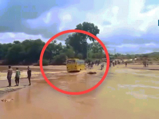 Thế giới - Video: Cố lái xe qua cầu ngập nước, tài xế khiến 31 người thiệt mạng