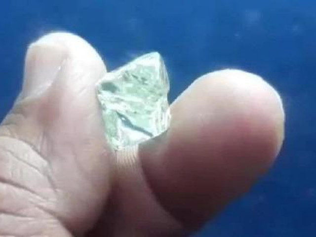 Thế giới - Nông dân trở thành triệu phú sau một đêm nhờ đào trúng kim cương 13 carat