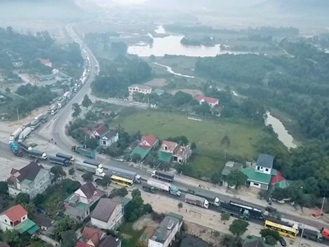 Tin tức trong ngày - Xe chở hàng chục tấn gỗ lật giữa đường, Quốc lộ 1A ùn tắc 3km