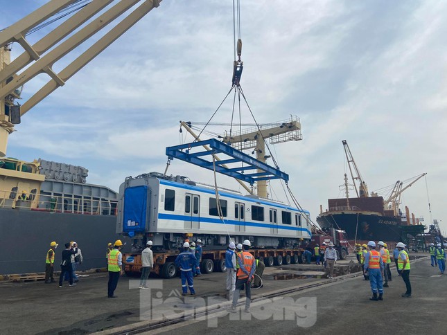 Đoàn tàu Metro số 8 và 9 được vận chuyển bởi tàu thủy tàu Sky Lover rời cảng ở Nhật Bản ngày 20/11 để di chuyển đến TPHCM. Do ảnh hưởng của thời tiết xấu, tàu thủy phải trú lại tại Hong Kong từ 27/11 đến 3/12 khiến lịch trình dự kiến về TPHCM bị chậm