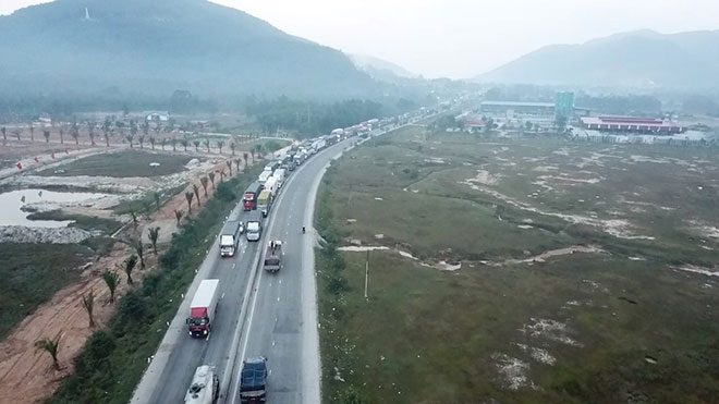 Hàng trăm chiếc xe tải, container nối đuôi chờ lưu thông