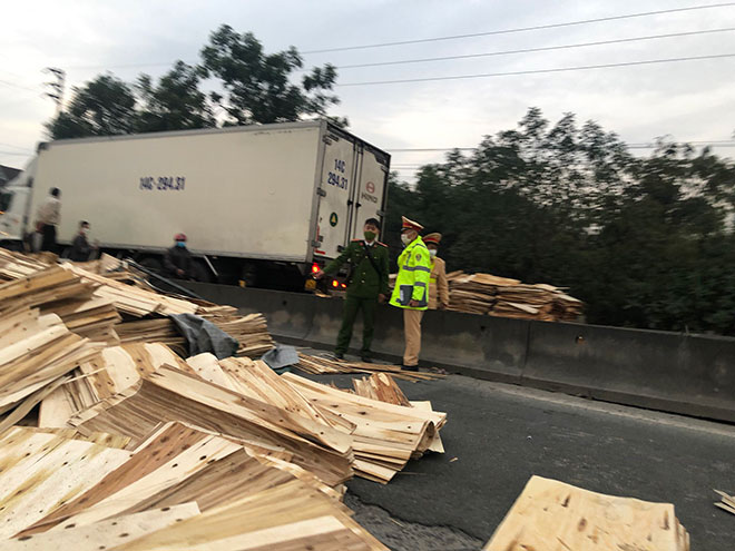 Xe chở hàng chục tấn gỗ lật giữa đường, Quốc lộ 1A ùn tắc 3km - 3