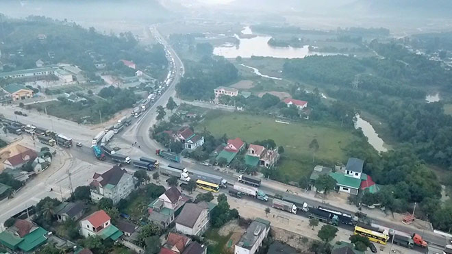 &nbsp;Hình ảnh tai nạn khiến giao thông bị bị ách tắc 3km nhìn từ trên cao