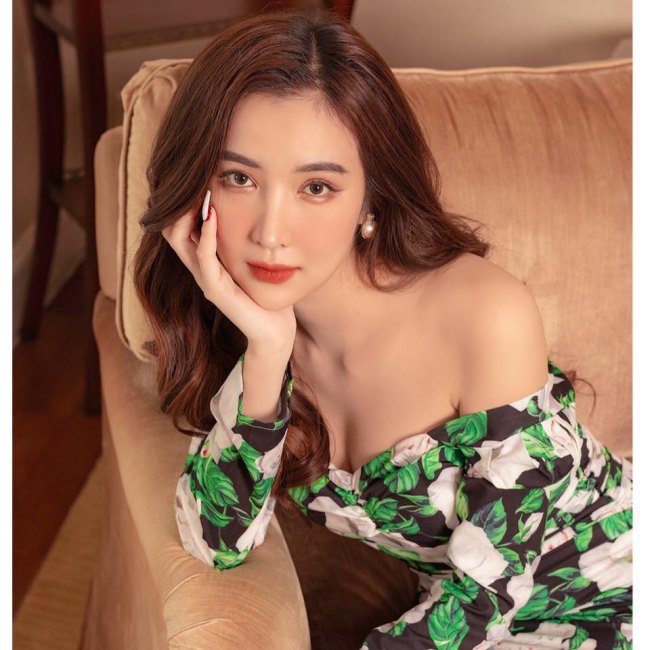 Người đẹp quê Bình Phước sở hữu chỉ số hình thể ấn tượng:&nbsp;1,73m và số đo 3 vòng:&nbsp;83-60-95cm.
