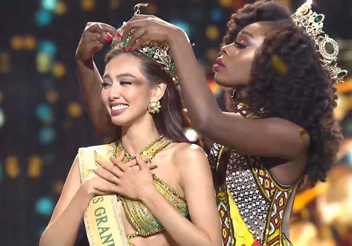 Giây phút đăng quang của Thùy Tiên tại "Miss Grand International 2021"