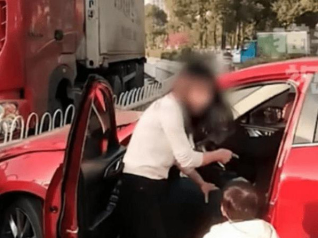 Bạn trẻ - Cuộc sống - Bắt tại trận chồng đi du lịch với "tiểu tam", cách dằn mặt của người vợ nhận chỉ trích nặng nề