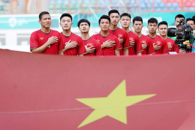 Đội tuyển Việt Nam chào cờ, hát Quốc ca trong trận đấu với Lào tối 6-12, trong khuôn khổ giải AFF Cup 2020.