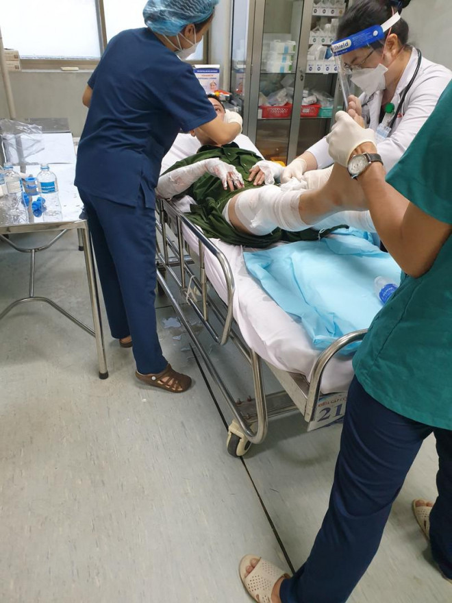 Những công an bị bỏng vì "bom xăng" phải nhập viện cấp cứu. Ảnh: NUYỄN YÊN
