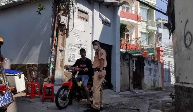 Công an phong tỏa hiện trường vụ ném "bom xăng" vào công an. Ảnh: NGUYỄN YÊN