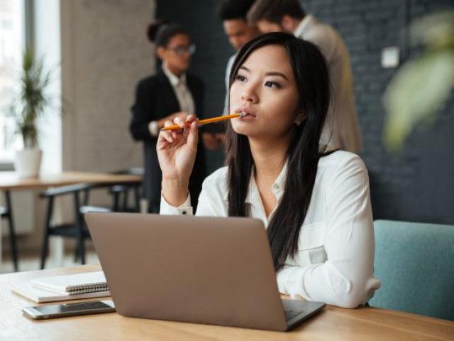 Bạn trẻ - Cuộc sống - "Có nên nghỉ việc hay đợi thưởng Tết?", câu hỏi khiến netizen bàn luận rôm rả dịp cuối năm