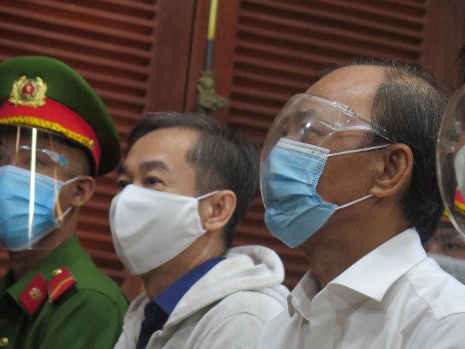 Bị cáo Lê Tấn Hùng (phải) đóng vai trò chủ chốt, chủ mưu tham ô gần gần 13,4 tỉ đồng