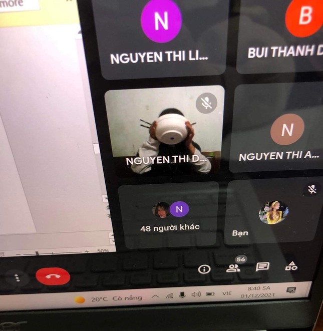 Lại sự cố quên không tắt camera khi học online: Nữ sinh có hành động "ngượng chưa kìa" - 1