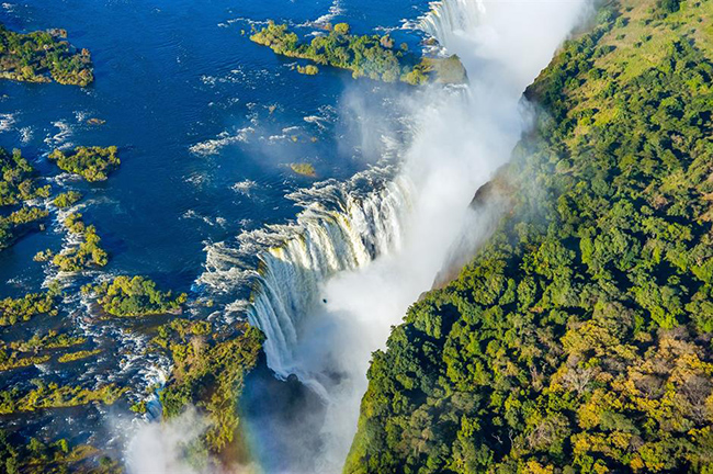 Sông Zambezi, Châu Phi: Là con sông dài thứ 4 trên toàn châu Phi, Zambezi là một kiệt tác của mẹ thiên nhiên. Trải dài hơn 2.500km, sông len lỏi qua Zambia, Zimbabwe, Mozambique, Angola, Namibia và Botswana cho đến khi đổ ra Ấn Độ Dương. 
