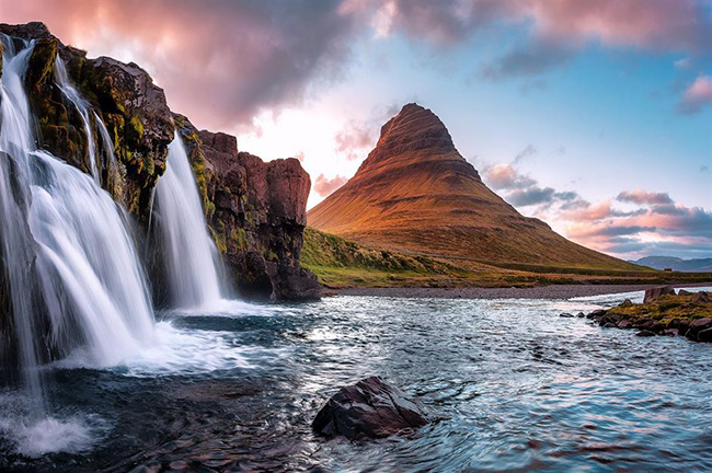 Kirkjufell, Iceland: Ngọn núi cao 463m này nằm trên đường bờ biển phía tây của hòn đảo. Đây là đỉnh núi được chụp ảnh nhiều nhất ở Iceland và cũng từng xuất hiện trong loạt phim truyền hình 'Game of Thrones'.
