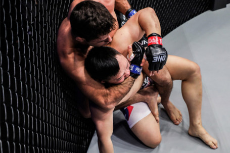“Chiến binh” MMA nặng 112kg từng bất bại, bị siết cổ nghẹt thở phải đầu hàng