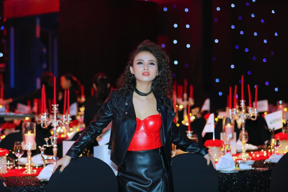 Cô gái chăn bò là MC song ngữ hot nhất nhì Sài thành nổi bật với trang phục trên sân khấu - 12