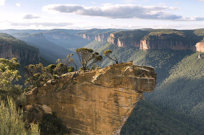 Hanging Rock, New South Wales, Úc: Đây là một khu vực nổi bật với những vách đá hùng vĩ, các thung lũng rộng lớn, khu rừng bạch đàn yên tĩnh và những thác nước ấn tượng... Ở trung tâm của cảnh quan, Hanging Rock là một mỏm đá sa thạch khổng lồ đã tách ra khỏi vách đá chính và giờ đây nhô ra thung lũng Grose, cao 100m. 
