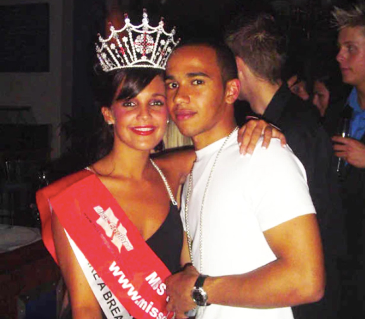 Năm 2002 khi còn là tay lái tuổi teen, Lewis Hamilton có mối tình lãng mạn với cựu hoa hậu Anh 2004, 2005&nbsp;Danielle Lloyd. Mối quan hệ&nbsp;với cựu hoa hậu 37 tuổi của Hamilton chỉ kéo dài 6 tháng vì 2 người đều quá bận, không có thời gian dành cho nhau.
