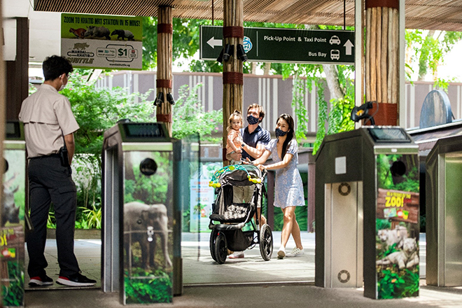 Trước khi vào sở thú cả nhà Hoàng Oanh phải quét mã QR SafeEntry trong ứng dụng truy vết TraceTogether, điều bắt buộc phải thực hiện ở mọi địa điểm công cộng trên khắp Singapore để ghi nhận lịch sử tiếp xúc giúp truy vết nhanh chóng và hiệu quả.
