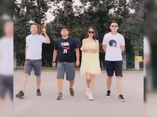 Cười 24H - Hành động khó đỡ của người đẹp khiến chàng trai một phen khiếp vía