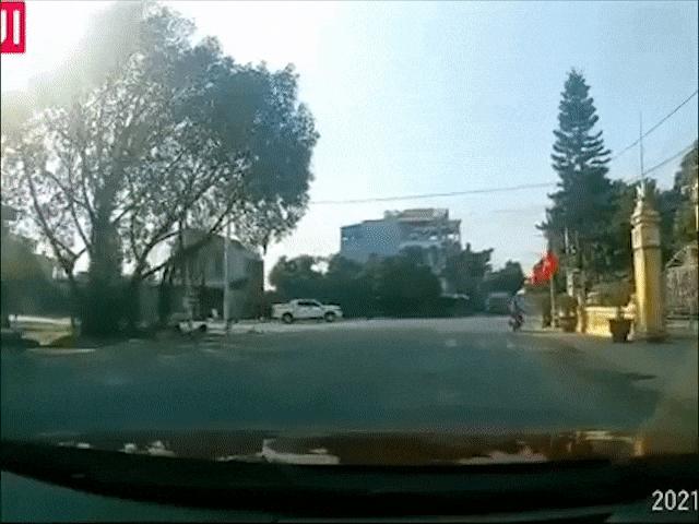 Tin tức ô tô - Clip: Xe tải phóng như bay qua ngã tư bị xe bán tải húc lật ngang