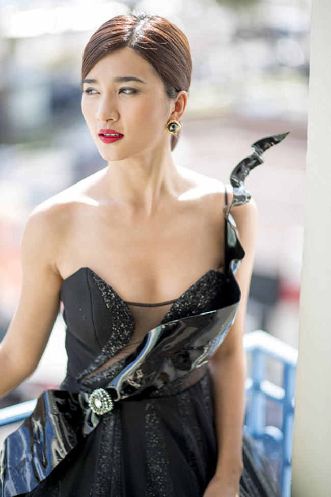 Người đẹp từng đạt giải Á quân "Phụ nữ thế kỷ 21". Kim Tuyến được nhận xét có gương mặt đẹp chuẩn, ăn hình.
