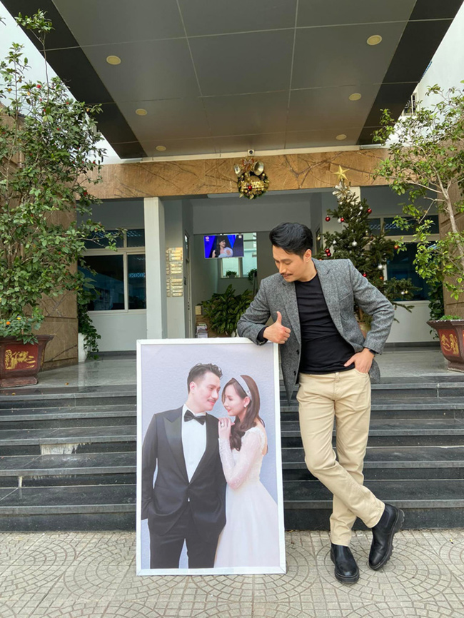 Mới đây Việt Anh lại gây bất ngờ với diện mạo mới toanh cùng hàm ria lạ. Đáng nói, anh khoe ảnh cưới bên một mỹ nhân trong phim truyền hình sắp ra mắt.
