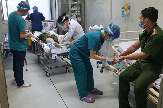 Quá trình cưỡng chế có bốn công an bị thương, phải vào bệnh viện cấp cứu. Ảnh: NGUYỄN YÊN