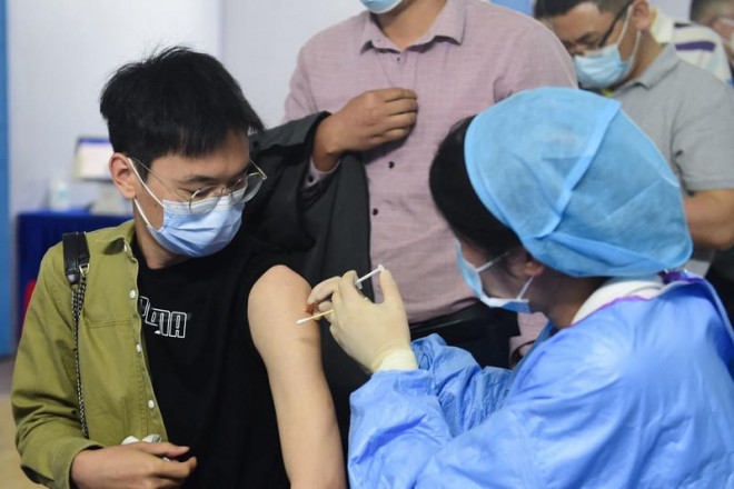 Người dân Trung Quốc tiêm vaccine ngừa COVID-19. Ảnh: XINHUA
